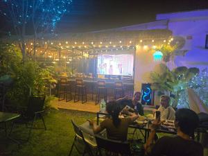 Chaba4 في Ban Nong Bua Noi: مجموعة من الأشخاص يجلسون على الطاولات يشاهدون فيلمًا +48 صورة