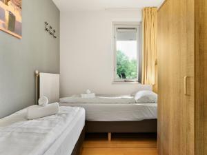 zwei Betten in einem Zimmer mit Fenster in der Unterkunft Apartment in Brouwershaven by Grevelingenmeer in Brouwershaven + 24 Fotos