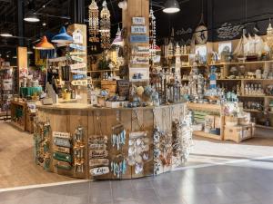 ein Geschäft mit einer großen Anzahl ausgestellter Artikel in der Unterkunft Apartment in Brouwershaven by Grevelingenmeer in Brouwershaven