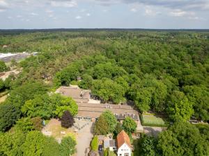una vista aerea di una casa nel bosco di Bungalow in Putten near Veluwe Forests a Putten