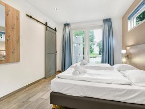 Katil atau katil-katil dalam bilik di Holiday Home by Grevelingenmeer with Sauna +24 gambar