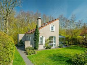 a house with a green yard at Spacious Home with Garden in Brouwershaven
