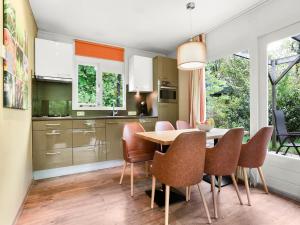 Η κουζίνα ή μικρή κουζίνα στο Bungalow in Putten with Private Sauna