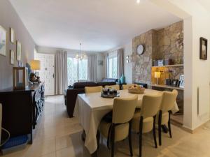ein Esszimmer und ein Wohnzimmer mit Tisch und Stühlen in der Unterkunft Villa in Sant Feliu with Private Pool in Sant Feliu de Guixols