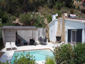ein Hinterhof mit einem Swimmingpool und einem Haus in der Unterkunft Villa in Sant Feliu with Private Pool in Sant Feliu de Guixols