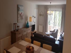 ein Wohnzimmer mit Sofa und Tisch in der Unterkunft Villa in Sant Feliu with Private Pool in Sant Feliu de Guixols