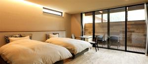 a bedroom with two twin beds and a window at Hotel 4CROWNS-PREMIERE ゴールドプラン in Katsuyama