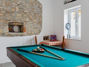 Piljardilaud majutusasutuses Holiday Home in Smoljanci with Private Pool