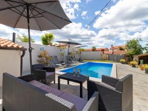 Bassein majutusasutuses Holiday Home in Smoljanci with Private Pool või selle lähedal