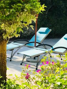a group of chairs sitting next to a tree at Green View suite with private bathroom and kitchen in Ban Phlu Yai +12 photos