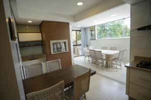 a kitchen and dining room with a table and chairs at Foz Cobertura 3 suítes e Foz Apartamento 2 suítes in Foz do Iguaçu