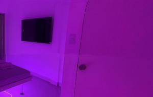 Μια τηλεόραση ή/και κέντρο ψυχαγωγίας στο AHAhotel +16 φωτογραφίες
