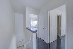 einen weißen Flur mit einem Spiegel und einem Waschbecken in der Unterkunft 20 Minute Walk to Tiger Stadium - Near Downtown in Baton Rouge + 29 Fotos