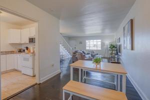 eine Küche und ein Wohnzimmer mit einem Tisch, einer Küche und einem Esszimmer in der Unterkunft 20 Minute Walk to Tiger Stadium - Near Downtown in Baton Rouge