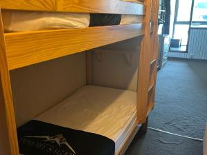 une chambre avec deux lits superposés dans une pièce dans l'établissement Studio 4 pers, terrasse, WIFI, parking, au pied des pistes à Besse - FR-1-814-33, à Besse-et-Saint-Anastaise