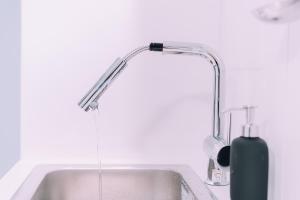 fregadero con grifo y dispensador de jabón en Minimalist Loft 3 Namba Compact Studio and 24 hours Gym 01, en Osaka 27 fotos más