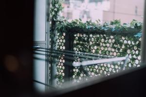 Una valla con hiedra creciendo en ella en Minimalist Loft 3 Namba Compact Studio and 24 hours Gym 01, en Osaka