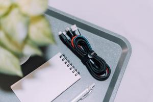 Un cuaderno y una cuerda encima de una mesa. en Minimalist Loft 3 Namba Compact Studio and 24 hours Gym 01, en Osaka