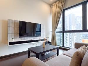 Una sala de estar con un sofá y un televisor. en Sunway Velocity V Residence Suite, en Kuala Lumpur