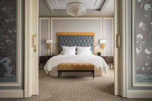 Tempat tidur dalam kamar di Four Seasons Hotel Jakarta