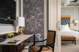 Tempat tidur dalam kamar di Four Seasons Hotel Jakarta