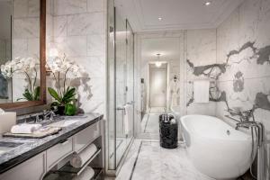 Kamar mandi di Four Seasons Hotel Jakarta
