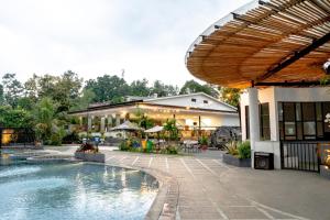 a resort with a swimming pool in front of a building at HOTEL & WISMA BINTANG JADAYAT in Bogor