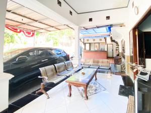 Posezení v ubytování Wisma Kartini Syariah near Alun Alun Sidoarjo RedPartner