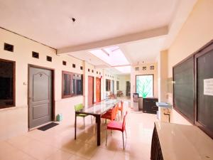 Posezení v ubytování Wisma Kartini Syariah near Alun Alun Sidoarjo RedPartner