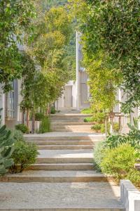 eine Treppe mit Bäumen und Gebäuden in der Unterkunft cara cara resort in Ko Larn