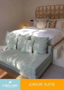 ein großes Bett mit einer Couch in einem Zimmer in der Unterkunft cara cara resort in Ko Larn