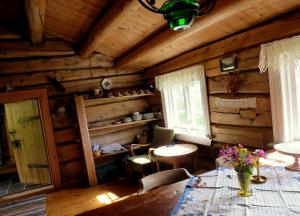 ein Esszimmer mit einem Tisch in einer Blockhütte in der Unterkunft Strind Gard, Visdalssetra in Boverdalen