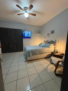 トゥストラ・グティエレスにあるVictoria Habitación Privadaのベッドと天井扇風機のある寝室 +14枚の写真
