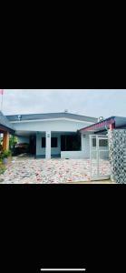 un grand bâtiment blanc avec beaucoup de fleurs rouges dans l'établissement SRH APARTMENT- entire one bedroom unit with kitchen & a bathroom - 3km away from Nadi international airport, à Nadi