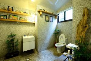 a bathroom with a toilet and a sink at Windsor's Breeze in Jiufen