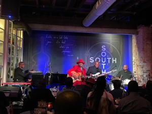 Un grupo de hombres tocando música en un escenario. en Luxury 3BR Rooftop Retreat , Walk to MET and Metro! Free Parking, en Filadelfia