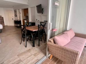 Μια τηλεόραση ή/και κέντρο ψυχαγωγίας στο Suite en la playa en la costera