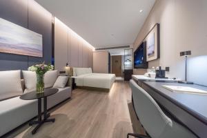 un salon avec un canapé et une table dans l'établissement Atour Hotel Guangzhou Haizhu Taikoo Wharf-Free Shuttle Bus For Canton Fair-Self-service laundry 广州海珠太古仓亚朵酒店-广交会展期提供免费穿梭巴士, à Canton