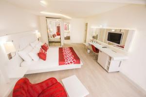 オクルカラールにあるLaguna Beach Alya Resort & Spaの白い大きな客室で、ベッド1台、デスクが備わります。