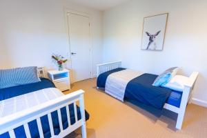 En eller flere senge i et værelse på Bliss13thBeach Luxury Golfside Retreat Pets + 35 billeder