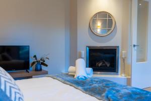 Et tv og/eller underholdning på Bliss13thBeach Luxury Golfside Retreat Pets