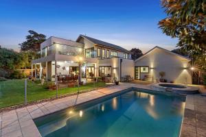 Swimmingpoolen hos eller tæt på Bliss13thBeach Luxury Golfside Retreat Pets