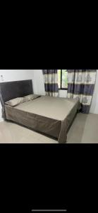 un lit assis dans une pièce avec une fenêtre dans l'établissement SRH APARTMENT- entire one bedroom unit with kitchen & a bathroom - 3km away from Nadi international airport, à Nadi
