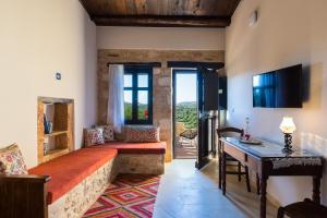 ein Wohnzimmer mit einem Sofa und einem Tisch in der Unterkunft ERONDAS Cretan Country Villas in Achlades