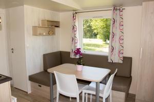 Kuchyň nebo kuchyňský kout v ubytování Campingplatz Jungferweiher