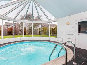 Bazén v ubytování 8 person holiday home in Juelsminde-By Traum nebo v jeho okolí + 17 fotografií