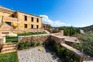 - Vistas externas a una casa con jardín en ERONDAS Cretan Country Villas, en Achlades