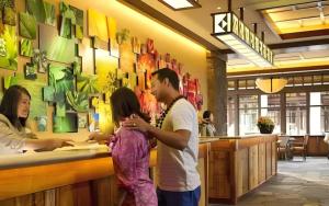 Ein Mann und eine Frau stehen an einem Tresen in einem Restaurant in der Unterkunft Aulani, A Disney Resort And Spa in Kapolei + 151 Fotos