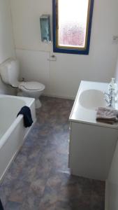Ванная комната в Annies Nirvana Lodge, Golden Bay YHA