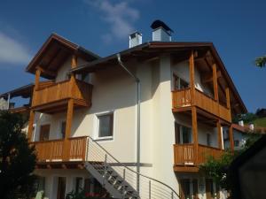 ein Gebäude mit Holzbalkonen auf der Seite in der Unterkunft Spanglerhaus in Deutschnofen